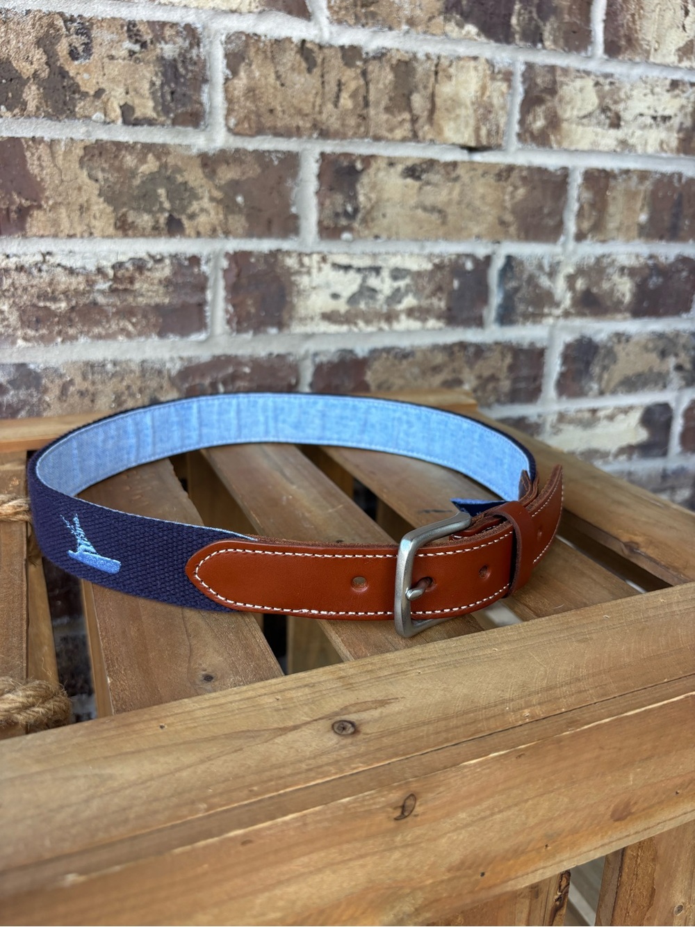Vineyard Vines Men’s Size 30 Navy Needlepoint Whale Belt Brown Leather